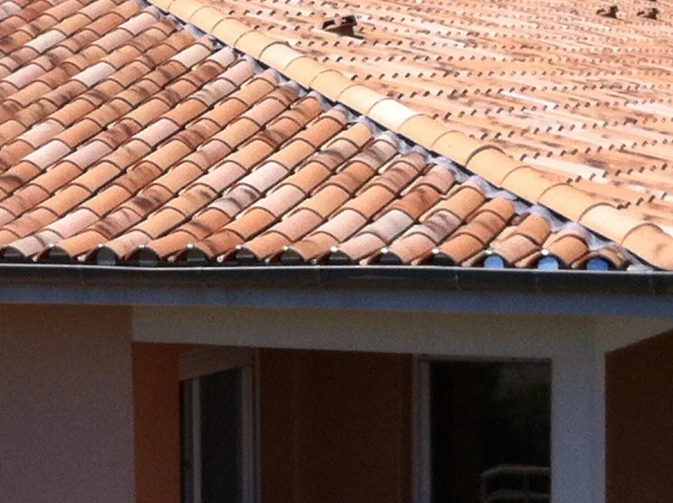 Bouches tuiles posées en bas de toiture pour empêcher les oiseaux de nicher