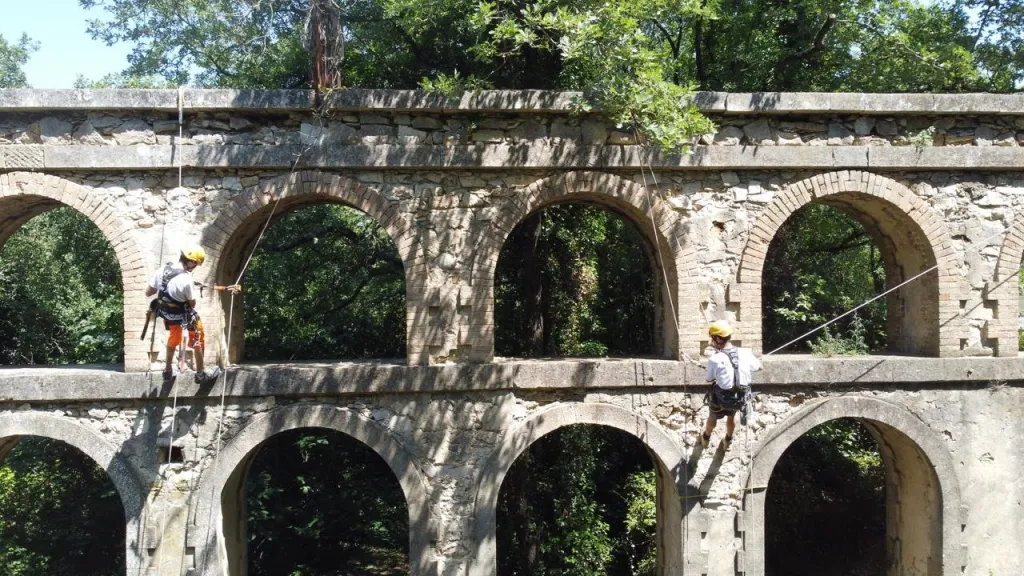 Deux cordistes sur les arches de l’aqueduc de Balouvière, à Laudun-l’Ardoise