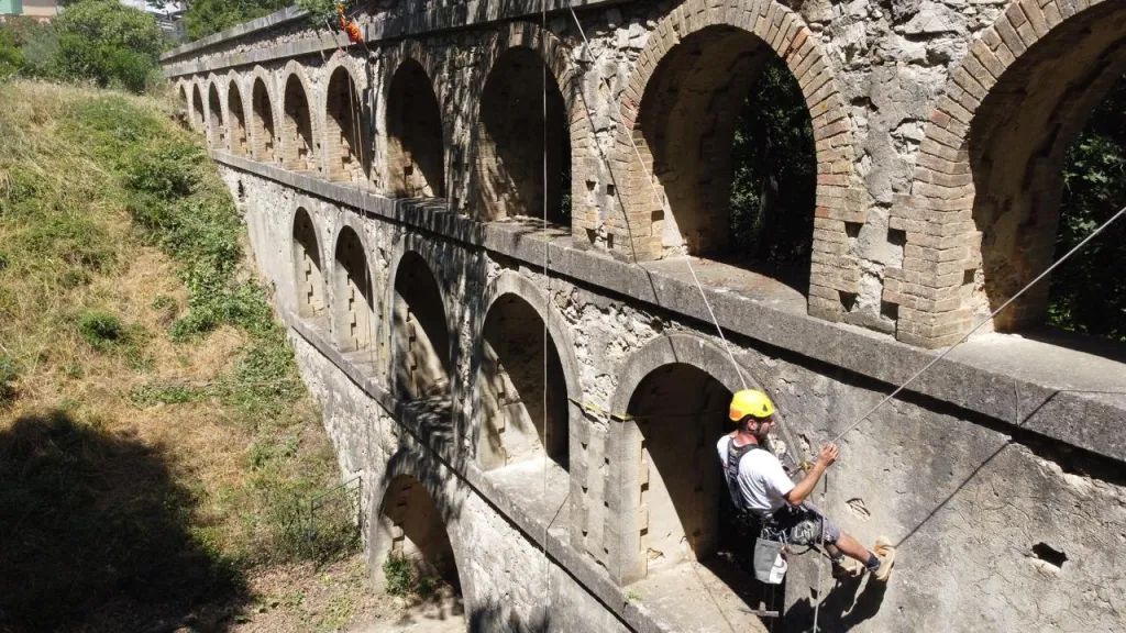 Cordiste en rappel le long de l’aqueduc de Balouvière