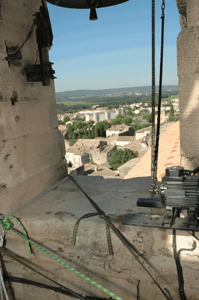Vue depuis le beffroi, cloche et mécanisme au premier plan