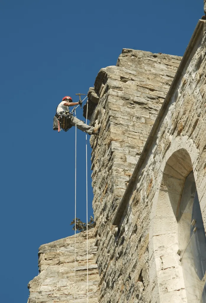 Descente en rappel le long de la tour clocher
