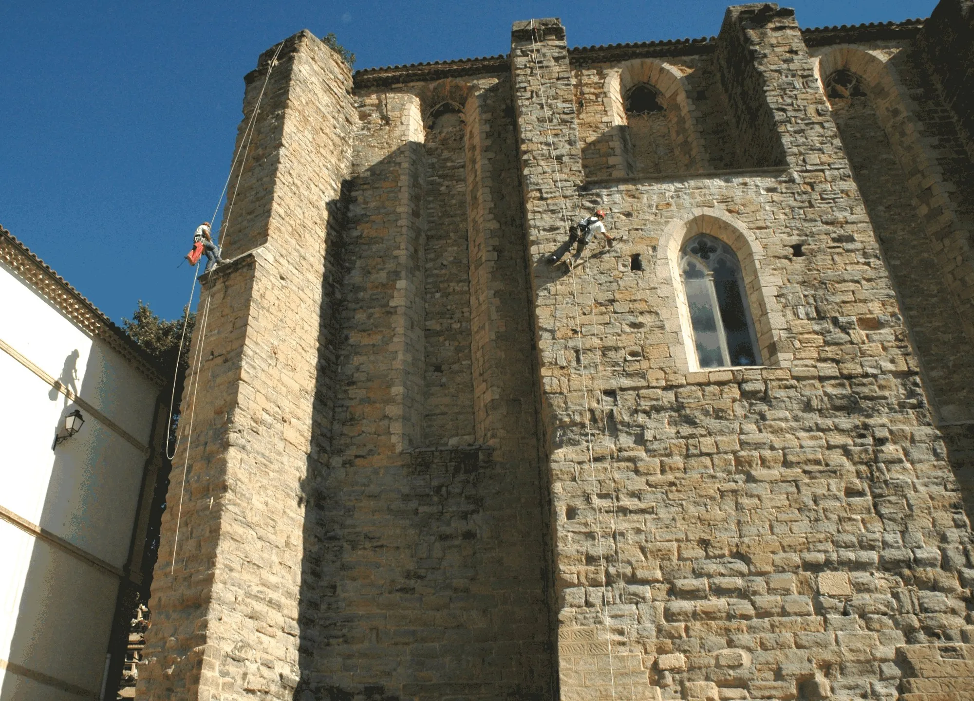 Deux cordistes en descente sur la façade de l’église Notre-Dame-la-Neuve