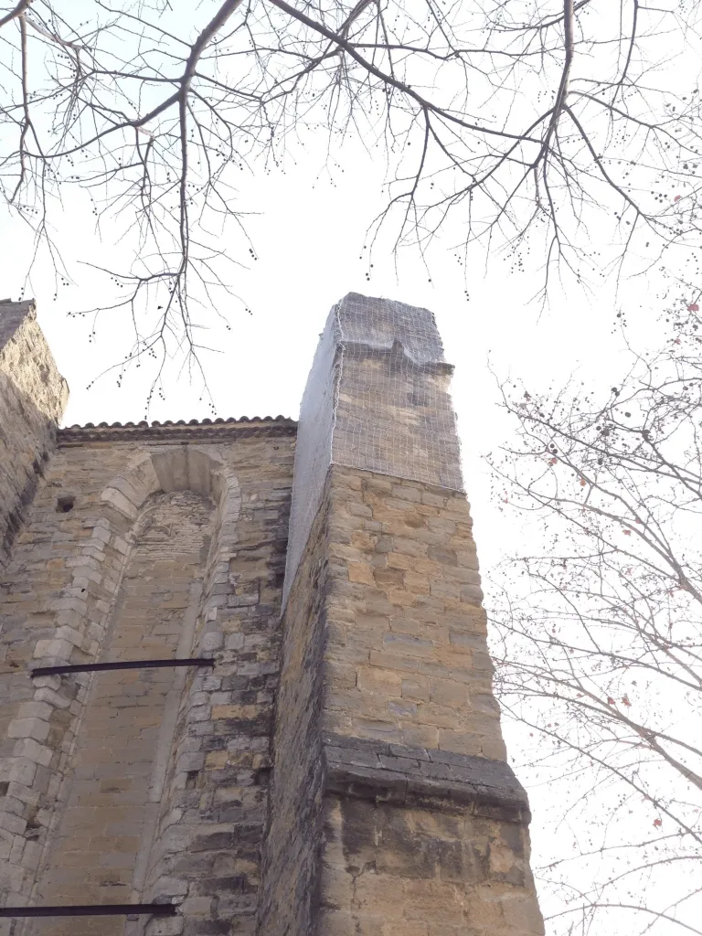 Filet de sécurisation posé sur un contrefort de l’église