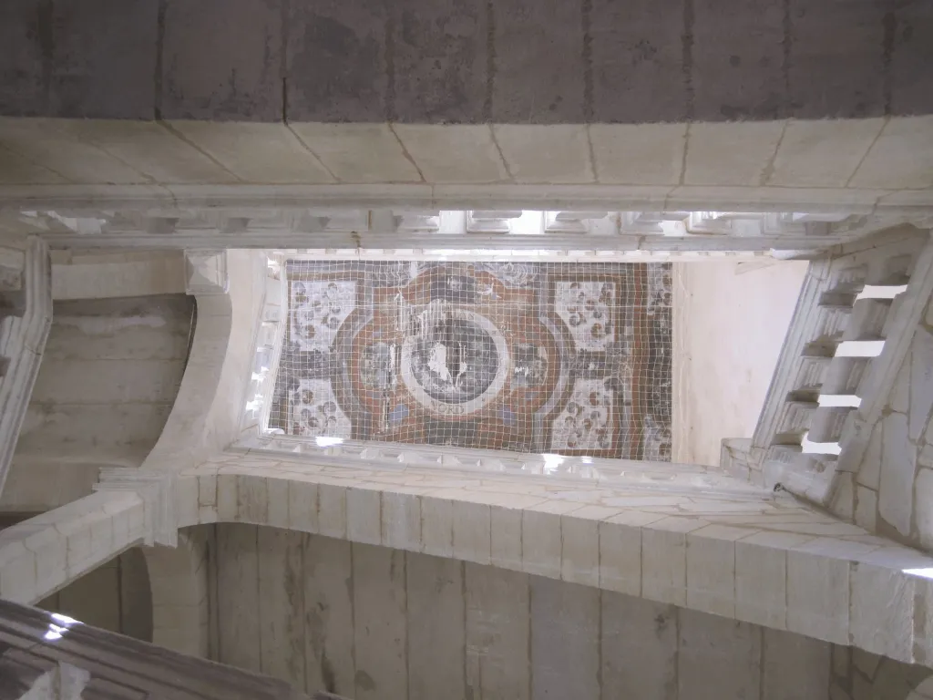 Filet de protection tendu sous une voûte de l’église