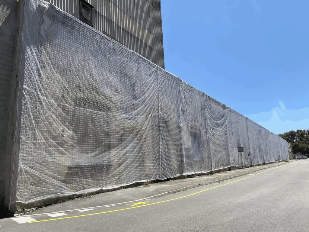 Filet de sécurisation déployé sur toute la longueur d’un mur d’usine