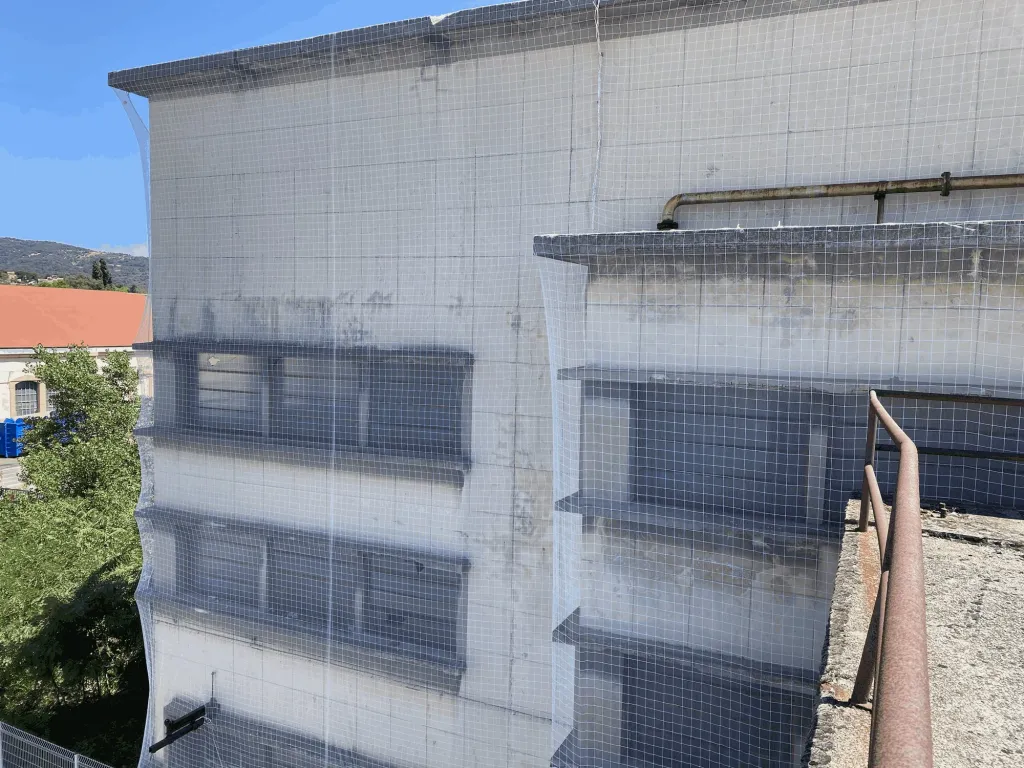 Le filet vu depuis la toiture, plaqué contre la façade