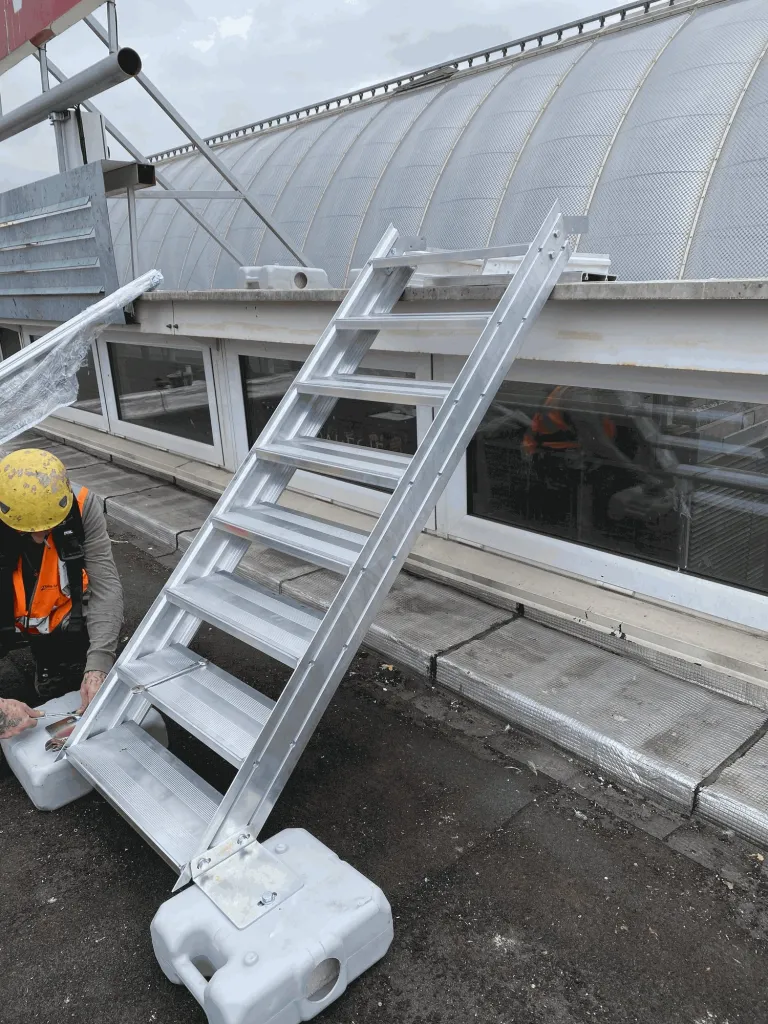 Montage d’un escalier d’accès sécurisé vers la toiture de la gare Saint-Roch