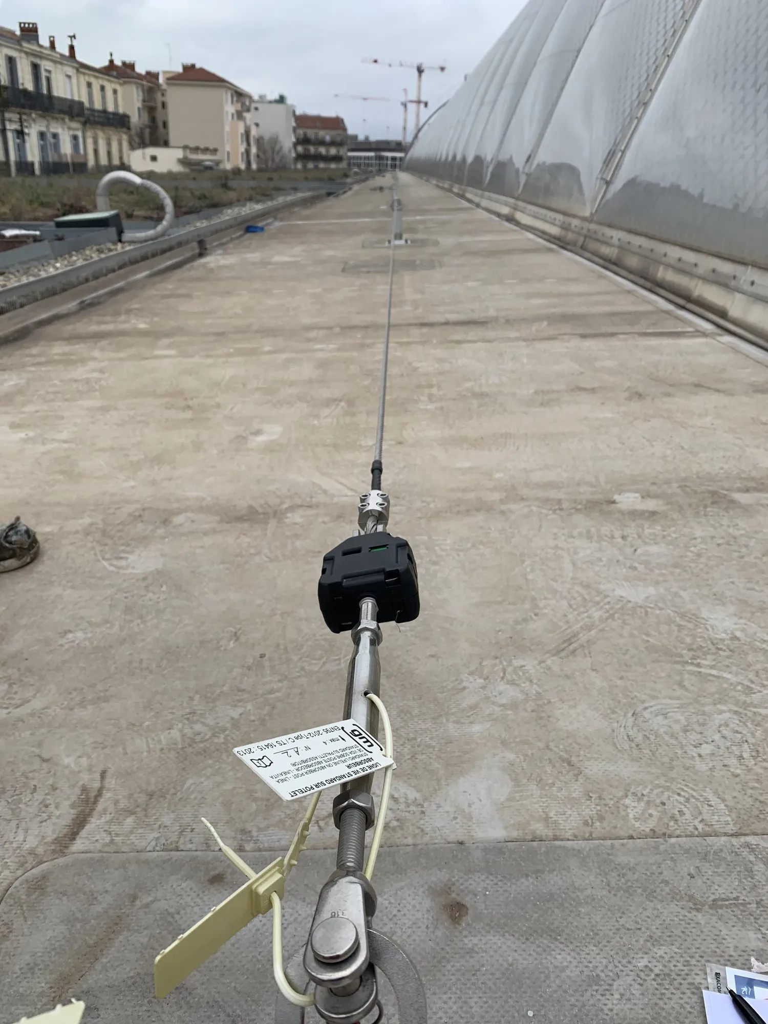 Ligne de vie en câble le long de la verrière de la gare Saint-Roch, à Montpellier