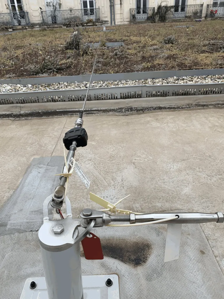 Potelet et absorbeur d’énergie d’une ligne de vie EN 795 sur la toiture de la gare
