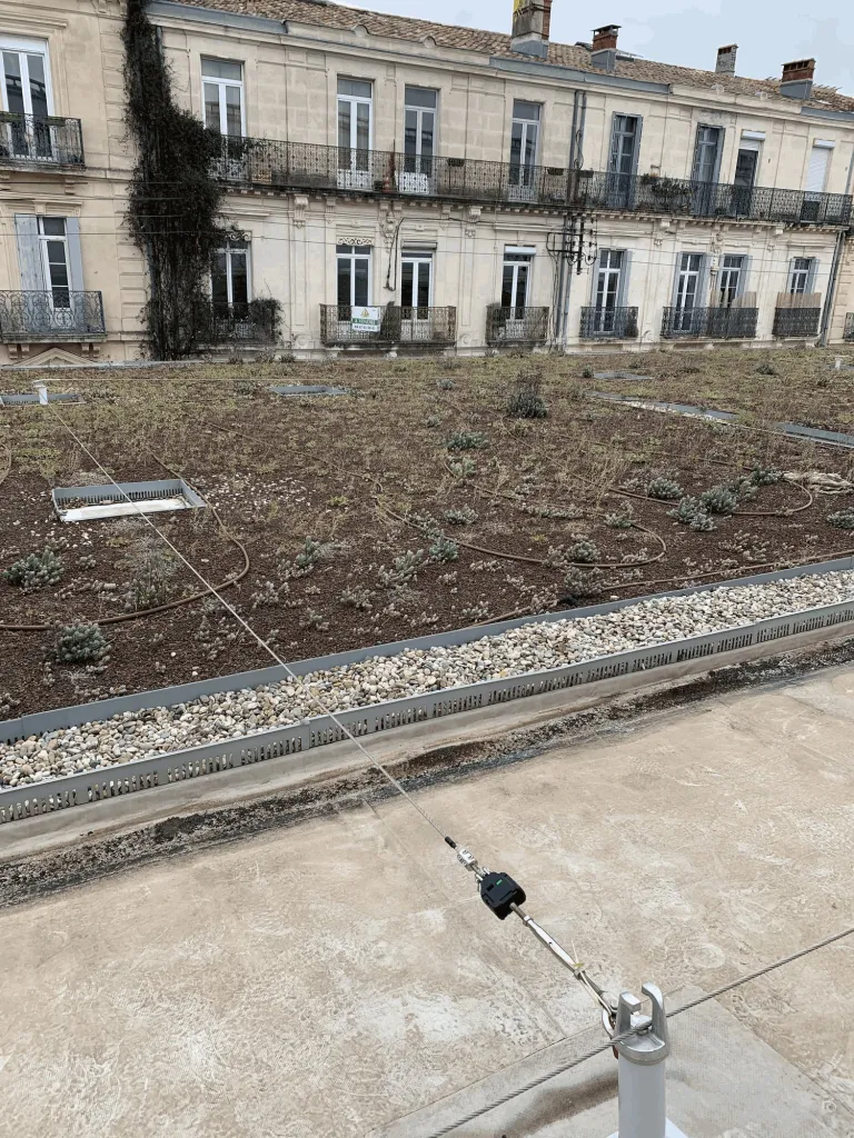 Ligne de vie traversant la toiture végétalisée de la gare Saint-Roch