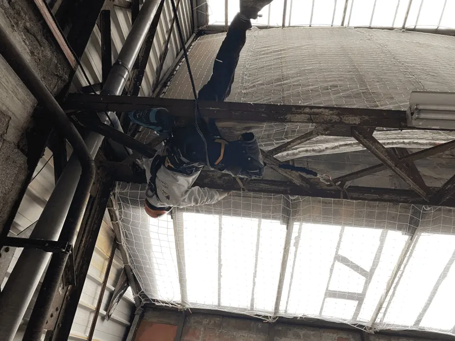 Filet de sécurité dans un hangar de stockage
