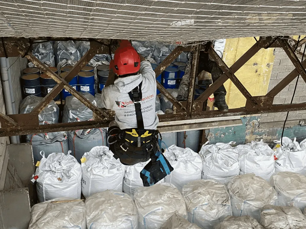 Le filet protège le stockage installé sous la charpente