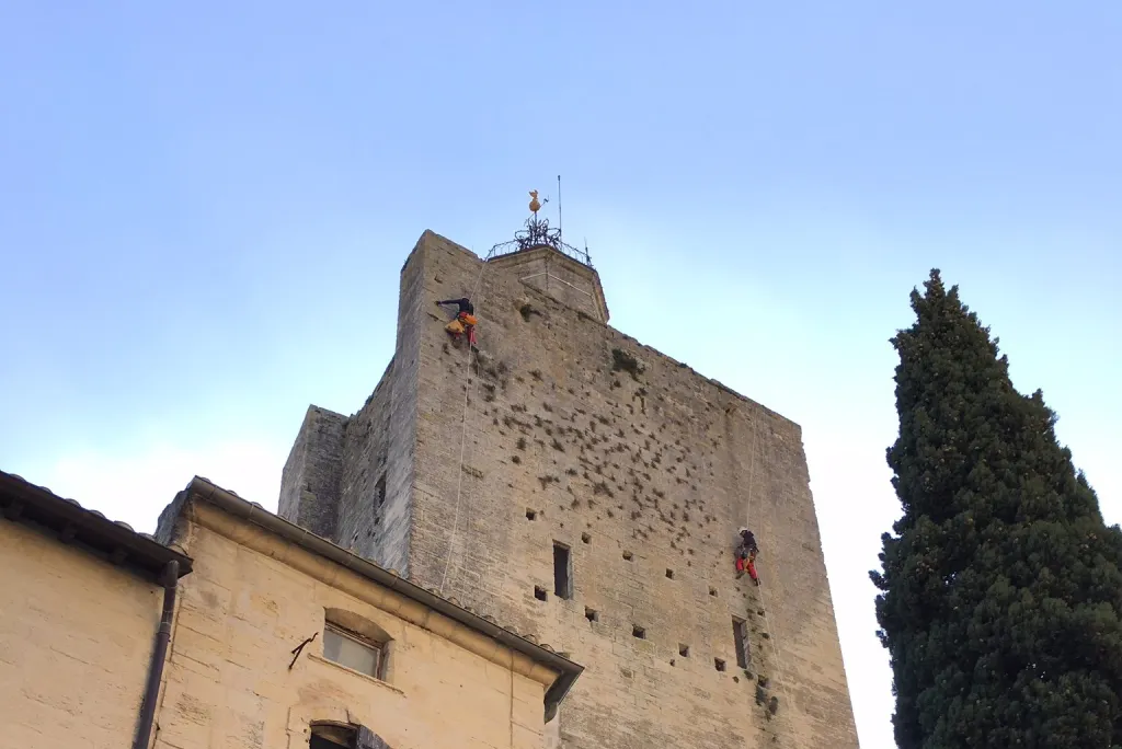 Cordistes en intervention sur la Tour de l’Horloge à Uzès