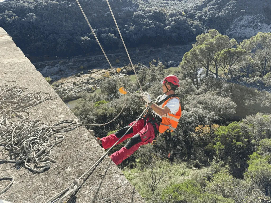 Départ en rappel depuis le tablier du pont du Gard