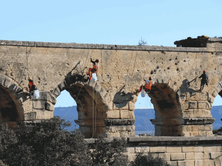 Dévégétalisation du pont du Gard