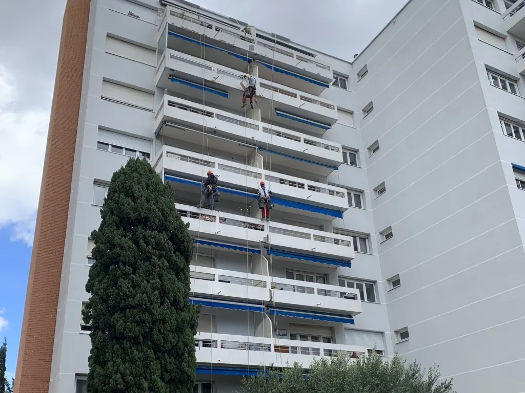 Cordistes en reprise de façade : purge d’éclats, mortier et peinture