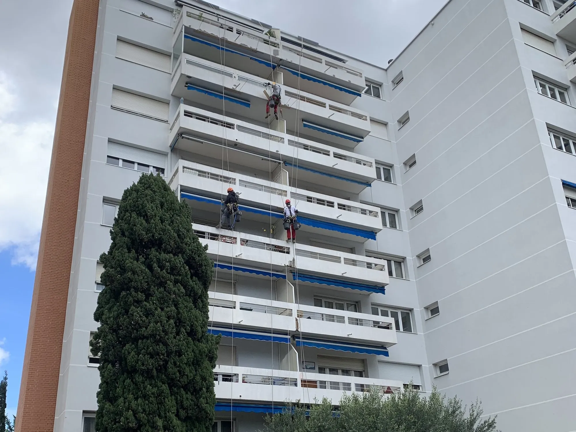 Cordistes en reprise de façade : purge d’éclats, mortier et peinture