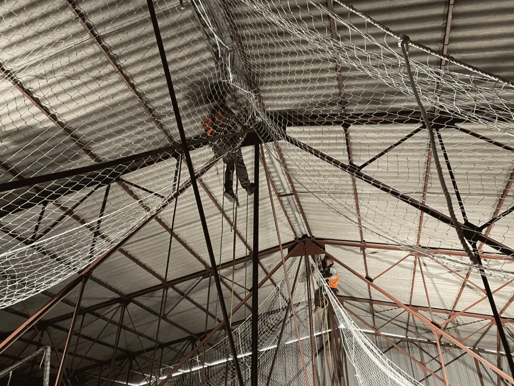 Filets de sécurisation posés sous toute la couverture d’une halle