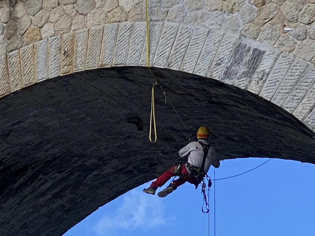 Cordiste en appui sous l’intrados d’une arche du viaduc
