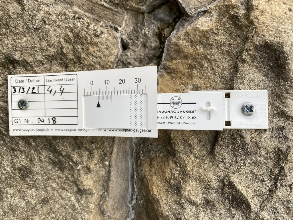 Jauge de suivi de fissure posée sur la maçonnerie du viaduc