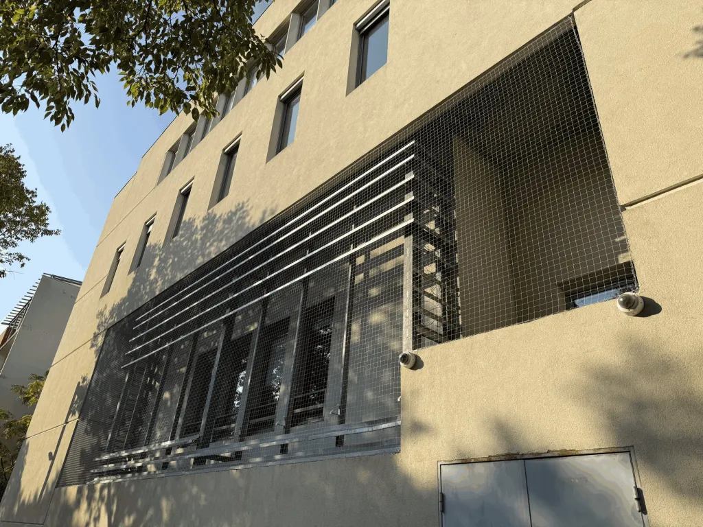 Filet anti-volatiles sur la façade vitrée d’un immeuble