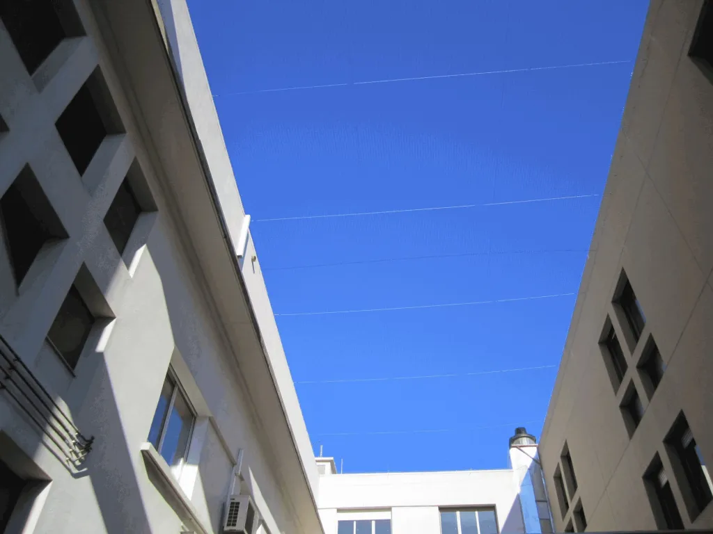 Le filet vu depuis la cour, tendu d’un bâtiment à l’autre