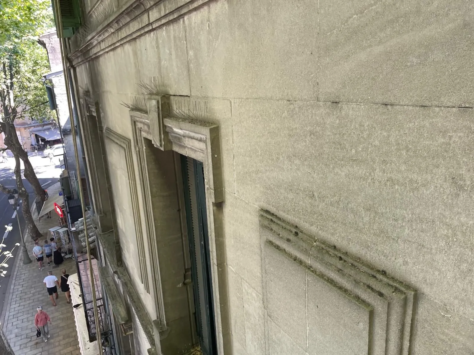 Pics anti-volatiles posés sur les corniches d’une façade en pierre