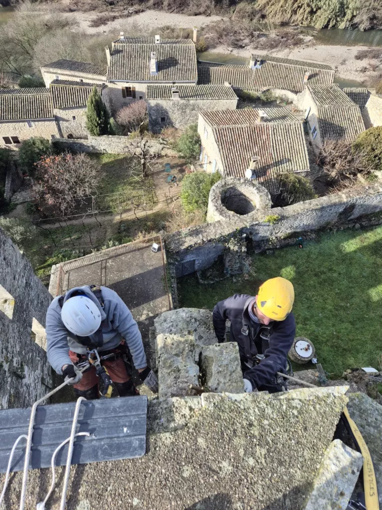 Protection de corde et amarrage posés sur l’arête du donjon de Montclus