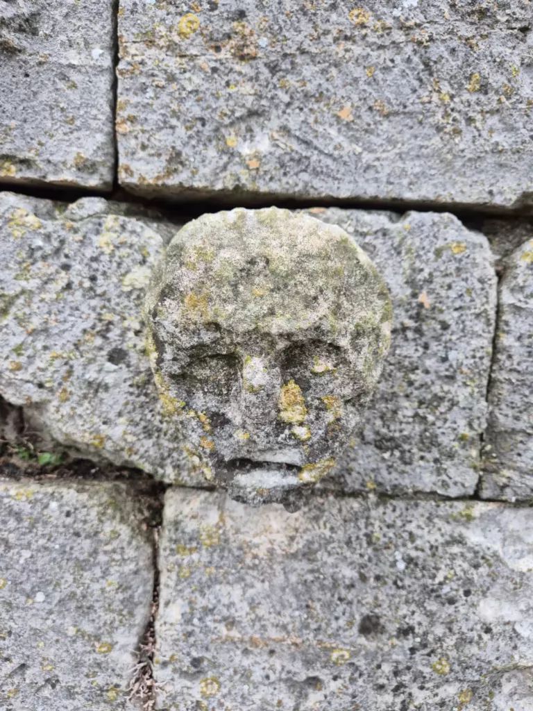 Tête sculptée dans la maçonnerie du donjon de Montclus