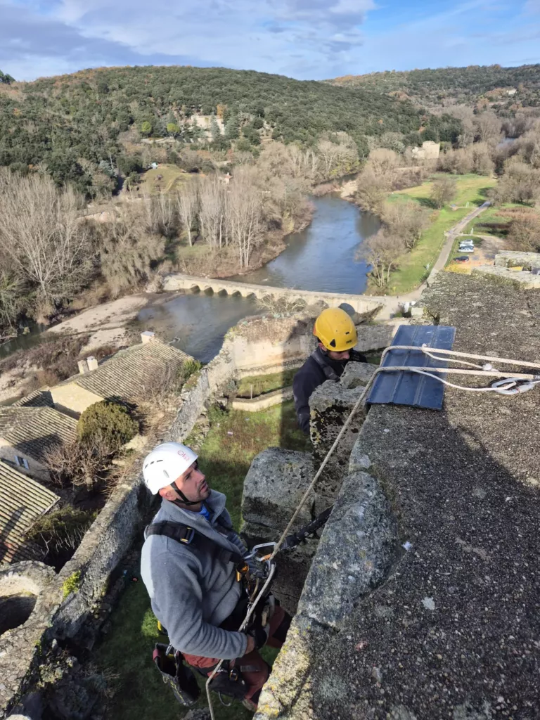Vue depuis le sommet du donjon de Montclus sur la Cèze et le vieux pont